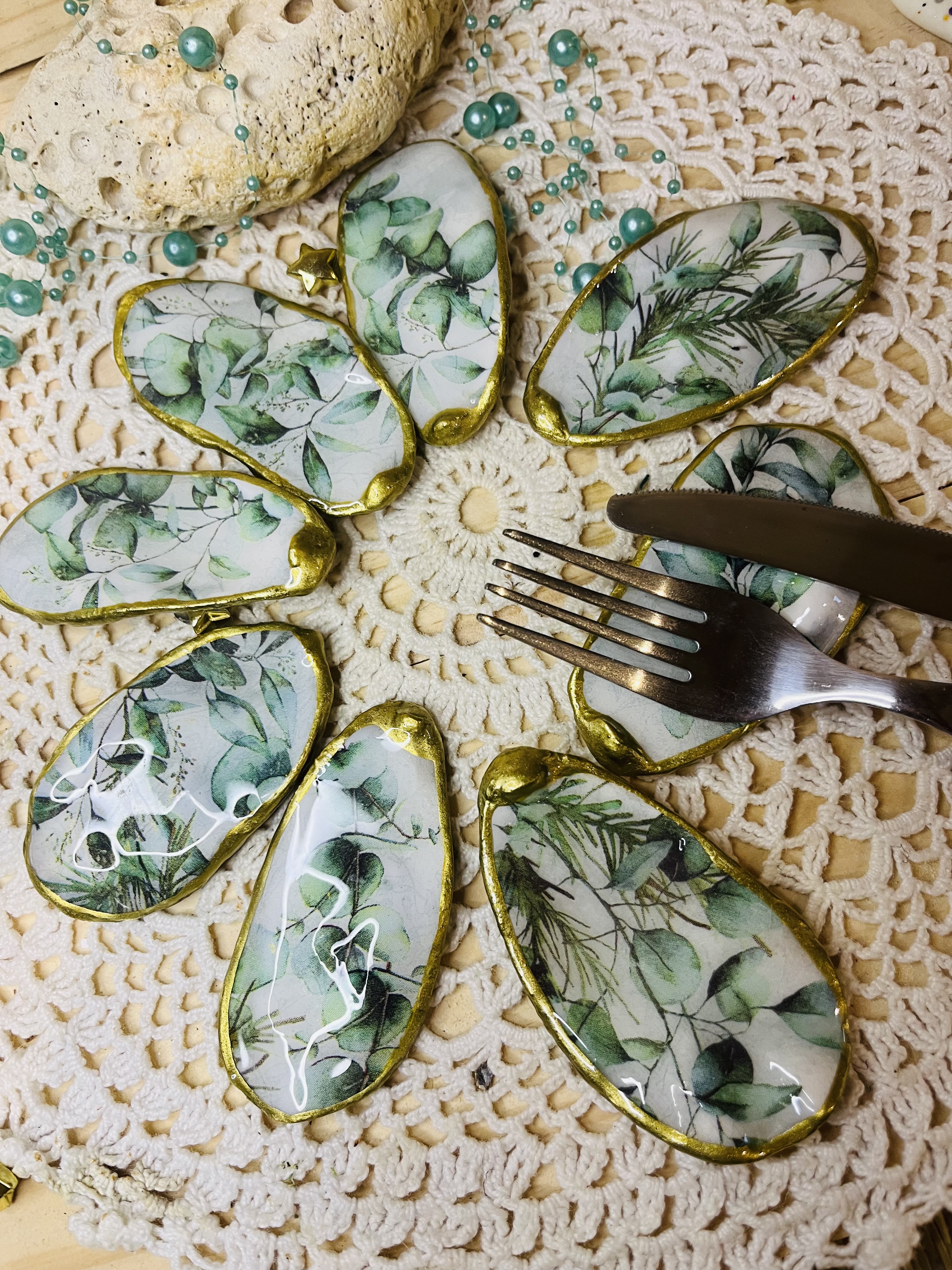 Porte-couteaux élégants sublimés avec un feuillage aléatoire vert