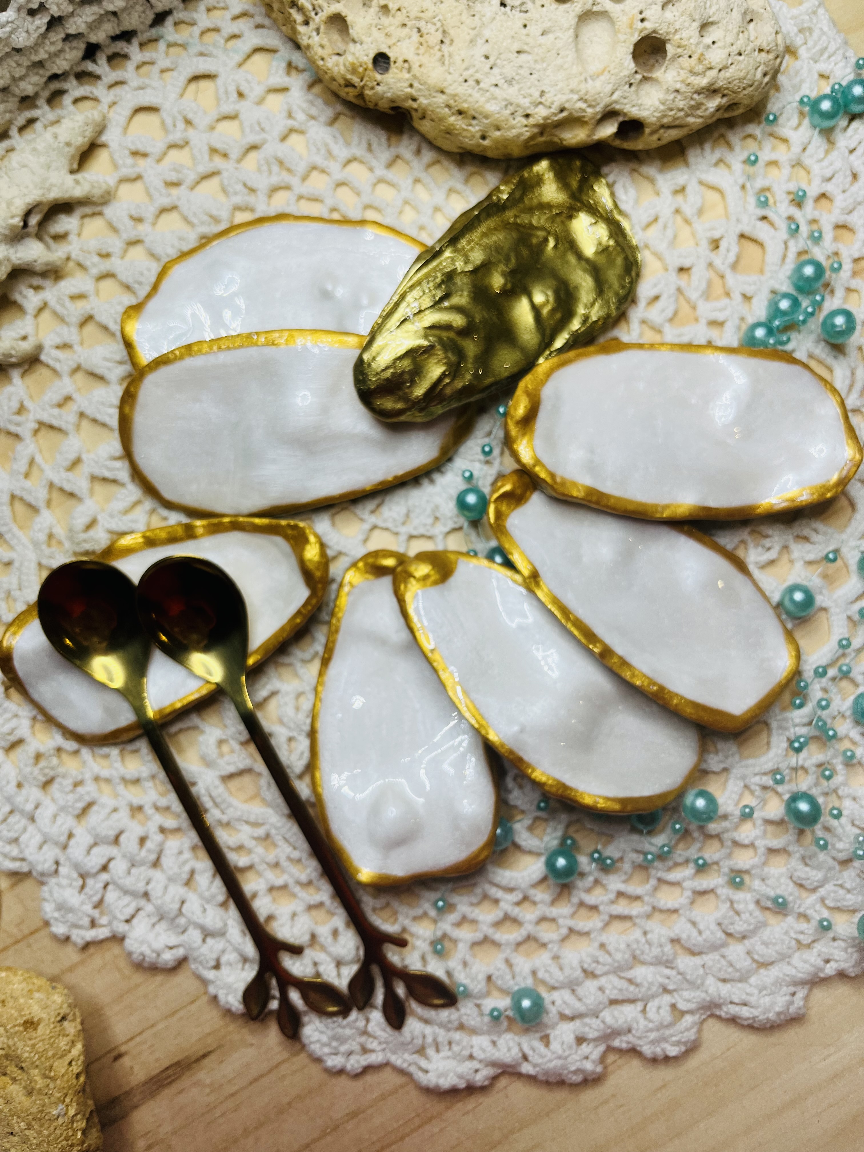 Porte-couteaux nacrés à liseré doré – Personnalisables · Élégance artisanale