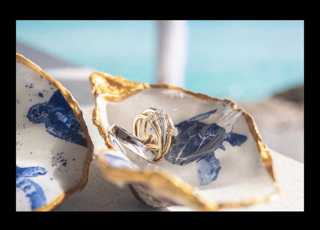 coquille marines décorées artisanalement en bleu et or utilisé comme porte alliances lors d'un mariage