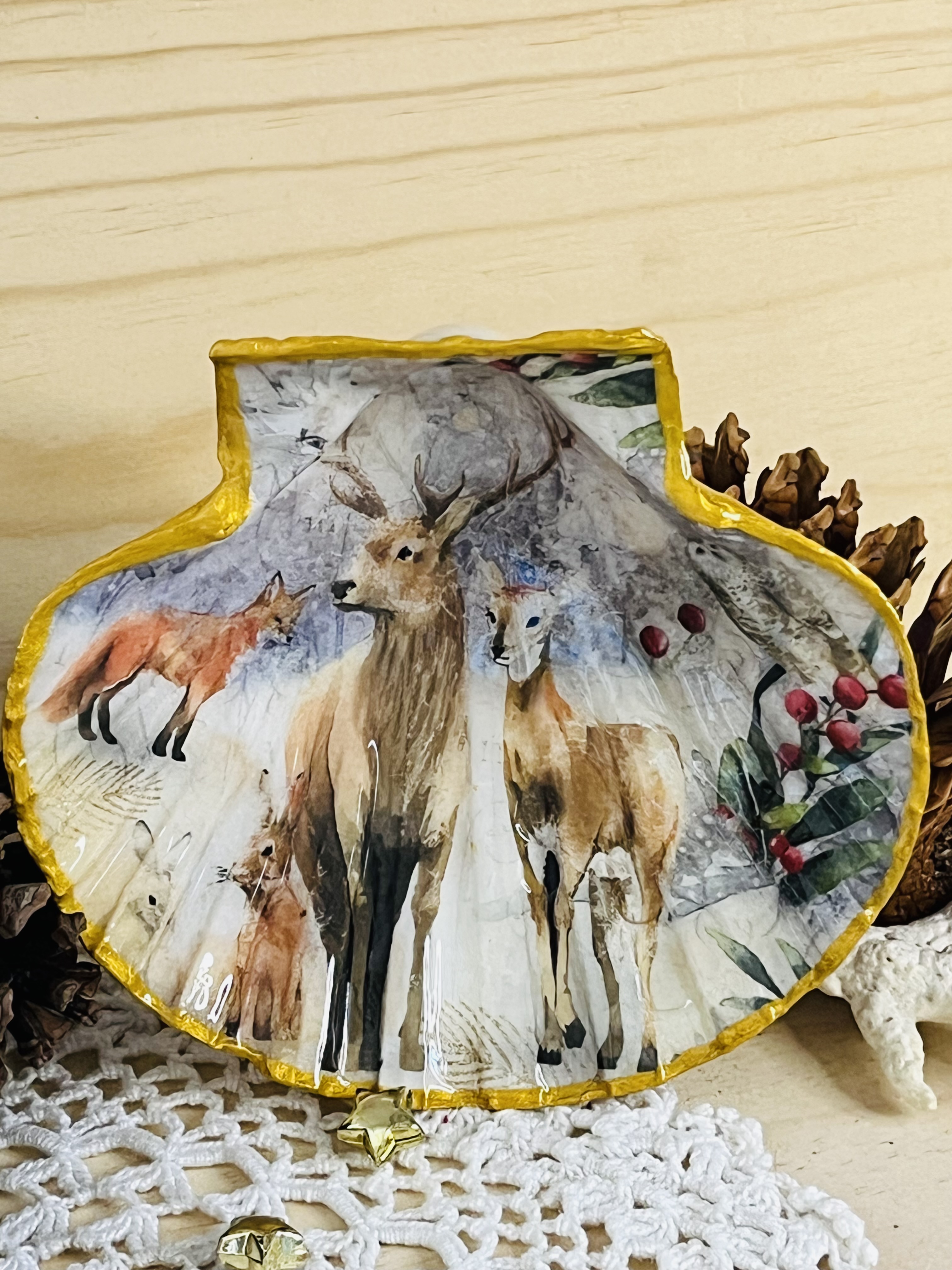 Coquille Saint-Jacques sublimée décorée d’une biche et d’un renard, inspirée du thème L’Appel de la Forêt.