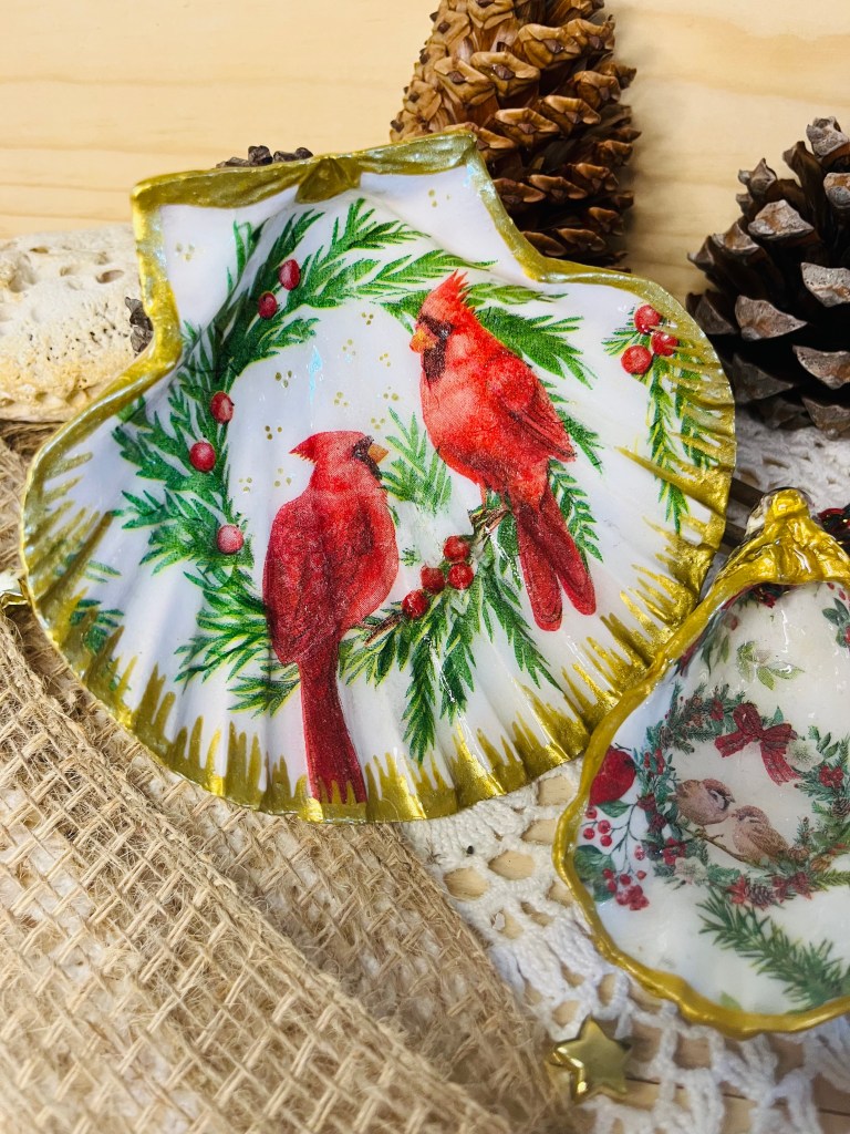 Coquille Saint-Jacques sublimée décorée d’un cardinal rouge aux couleurs de Noël, création artisanale.