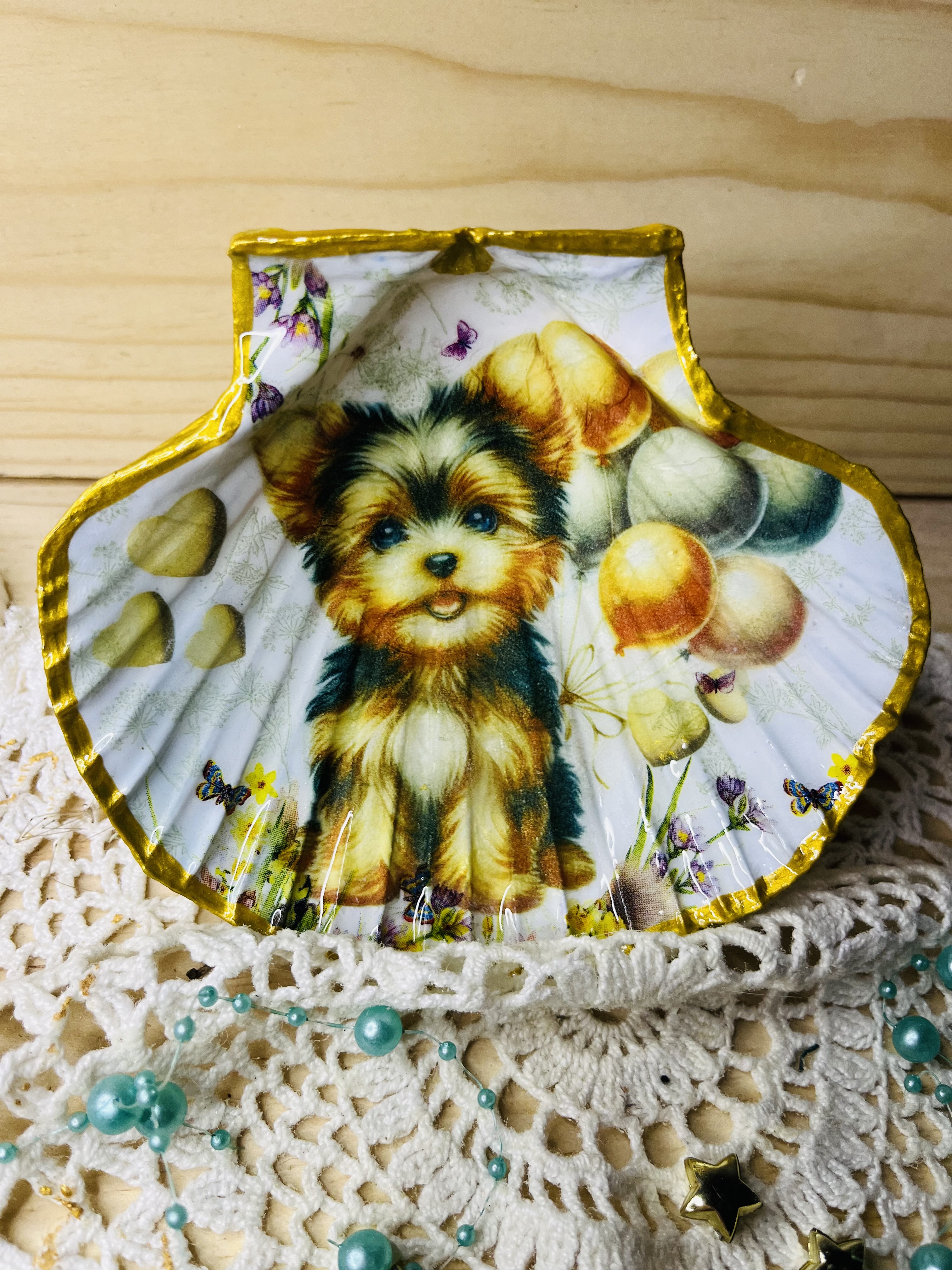 Coquille Saint-Jacques décorée de chiens et de chats, sublimation artisanale aux détails doux et poétiques.