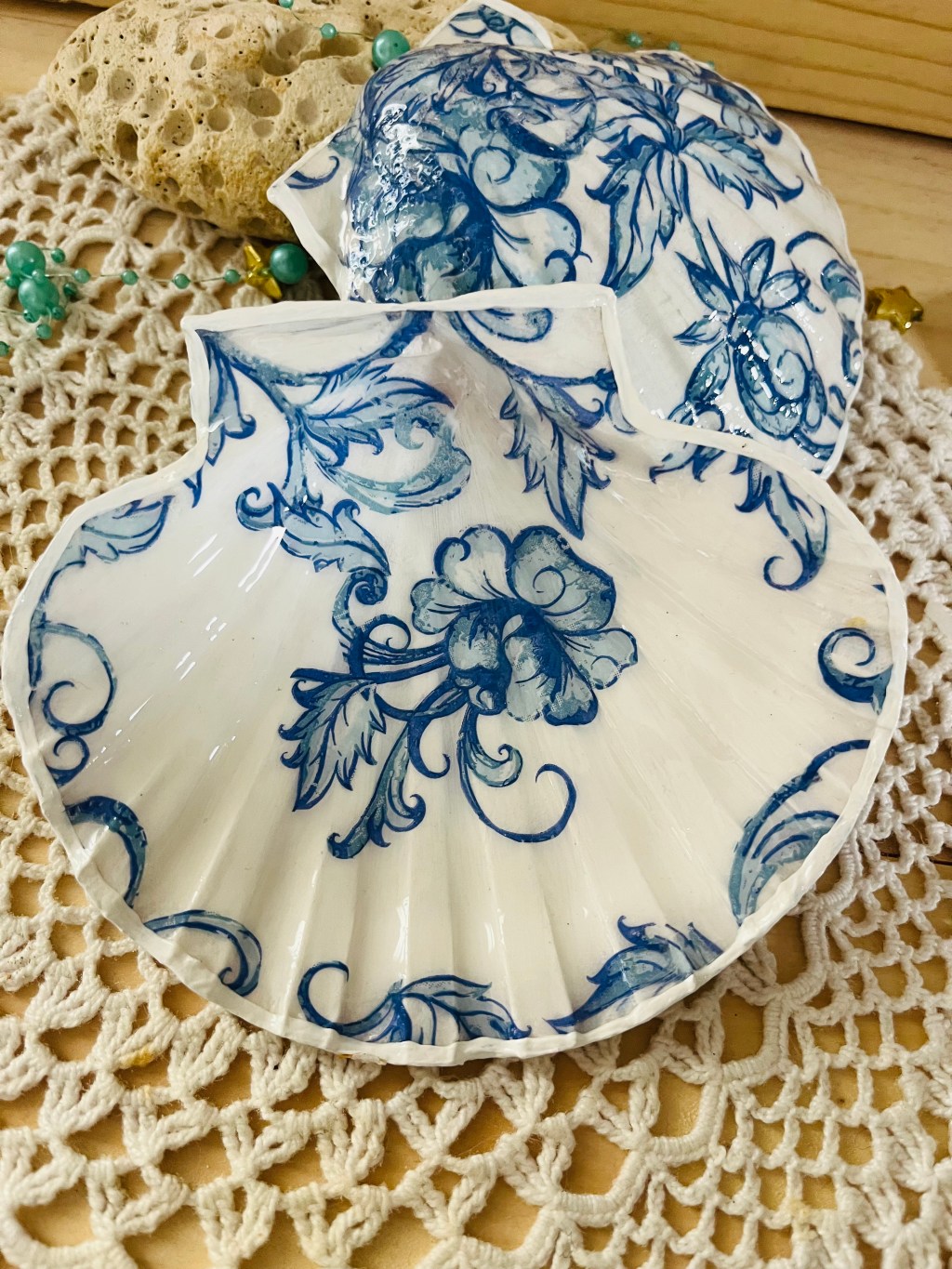 Coquille artisanale personnalisée, fleurs bleues et bord blanc