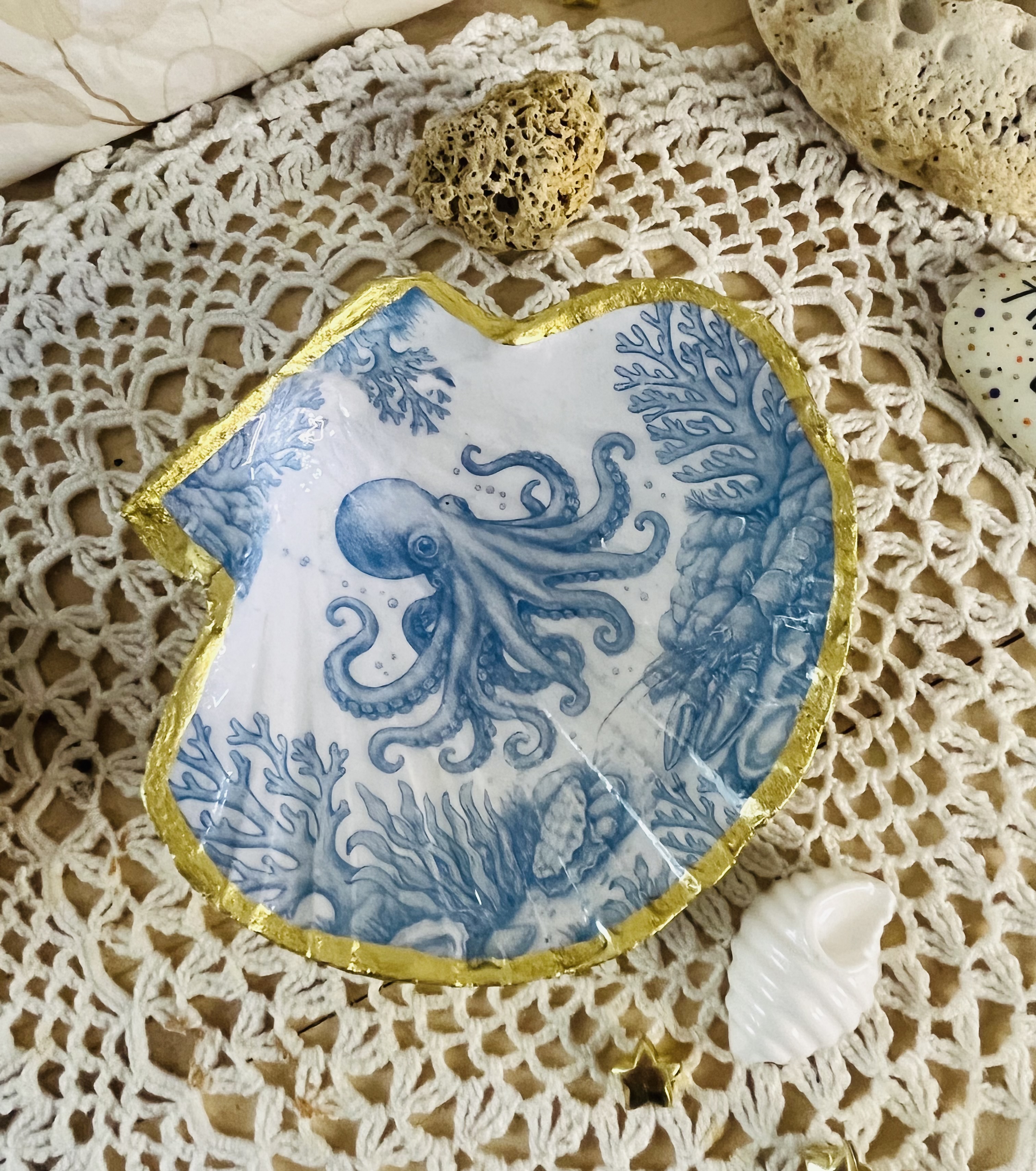 Coquille Saint-Jacques décorée d’une pieuvre et d’une petite langouste en bleu clair, création artisanale sublimée.