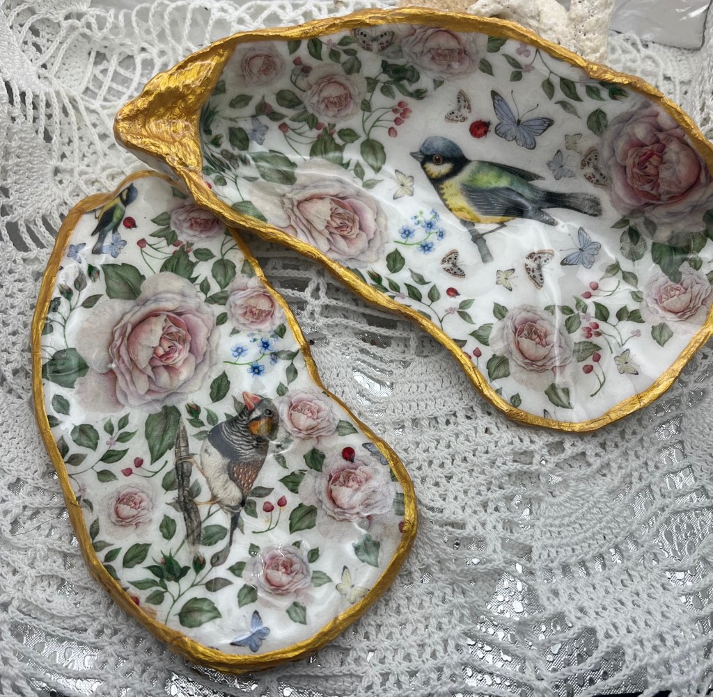 Coquille sublimée – Mésange & roses pastels