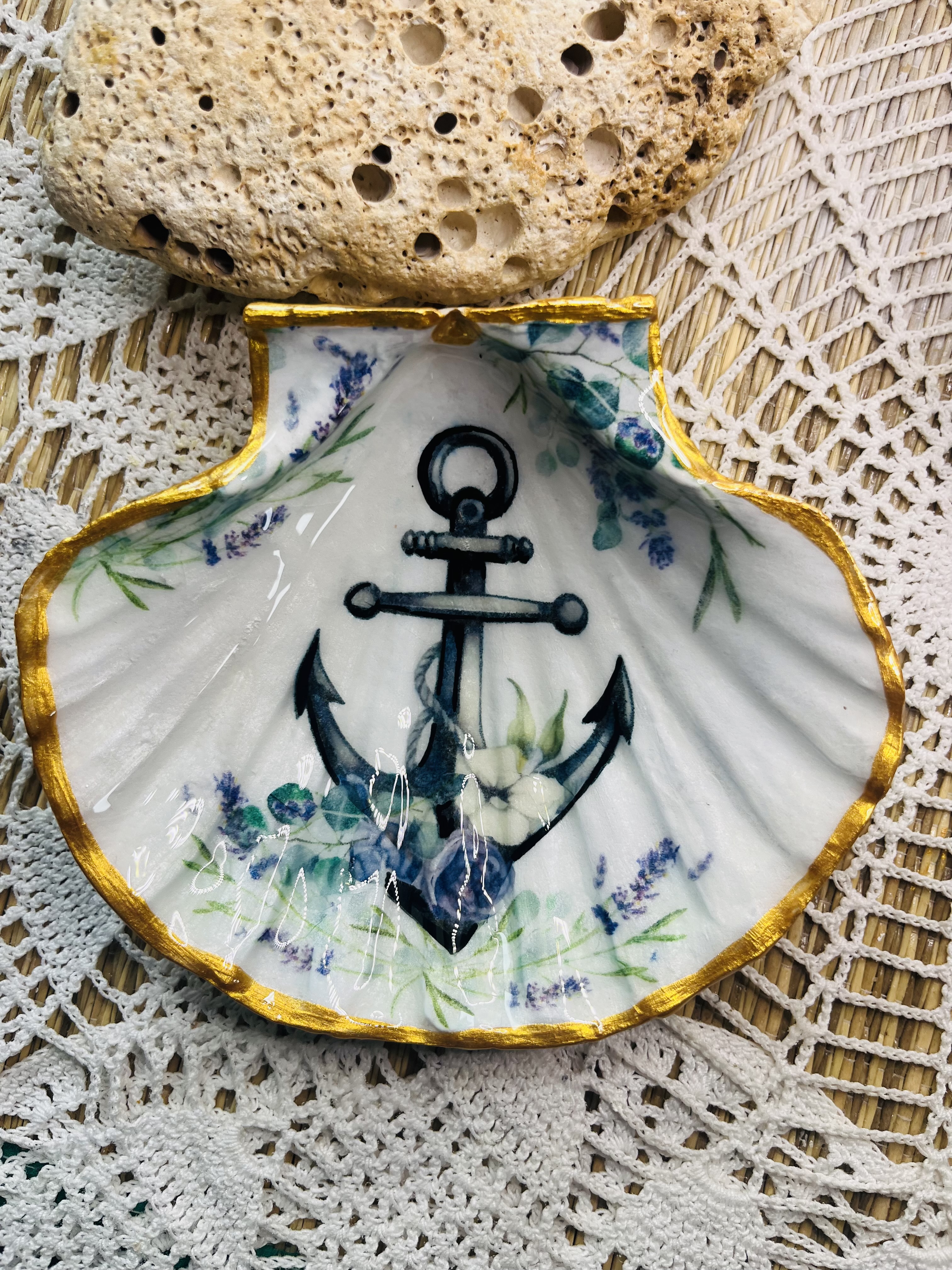 Coquille Saint-Jacques sublimée décorée d’une ancre entourée de feuillage et de fleurs, création artisanale