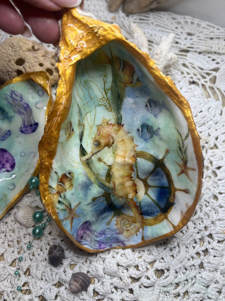 Coquille sublimée – Fond marin, hippocampe & méduses