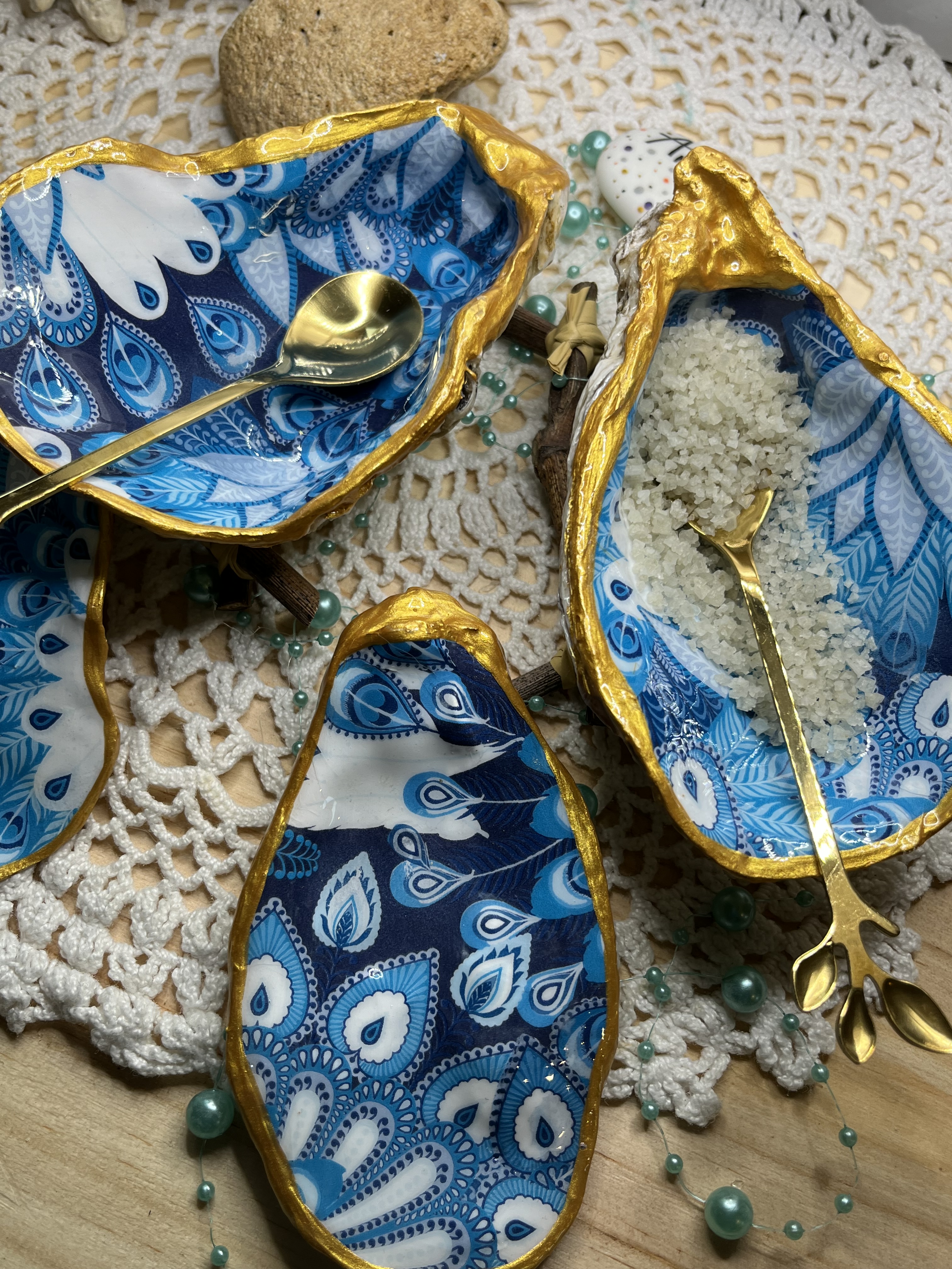 Sel & Poivre – Bleu & Blanc, illustration plume abstrait 